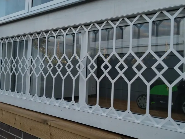 Декоративные панели с узором на фасаде