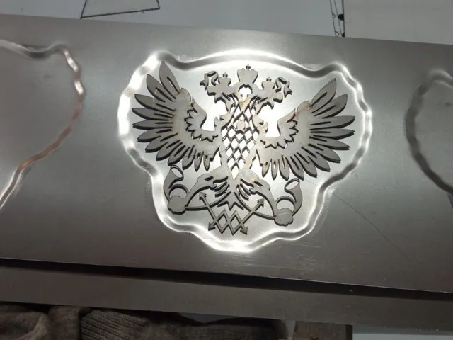 Объёмный герб, вырезанный из металла