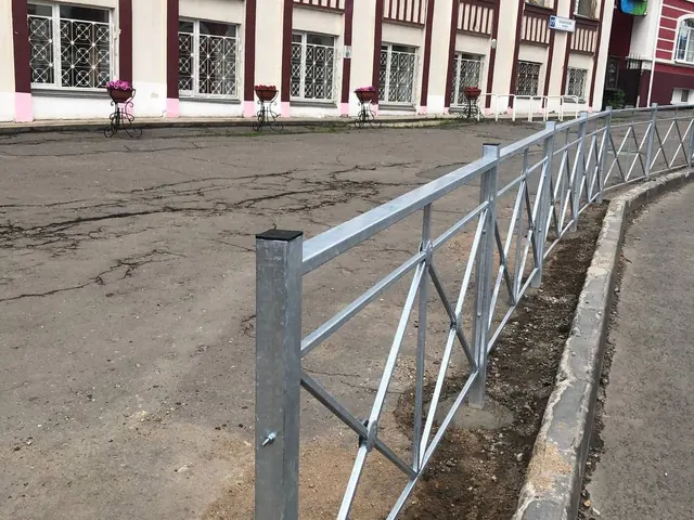 Металлическое ограждение вдоль тротуара
