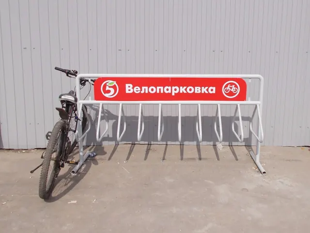 Велопарковка у входа в магазин