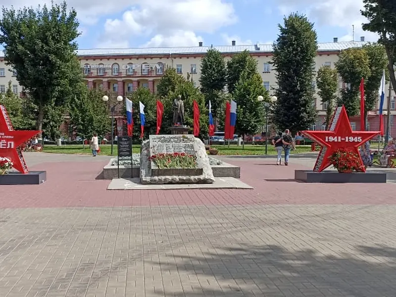 Две красные звёзды на площади города, на них надписи «Орёл» и «1941–1945»